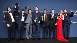 Od lewej: Benny Safdie, Cillian Murphy, Robert Downey Jr., Josh Hartnett, Alden Ehrenreich, Casey Affleck, Emily Blunt i Kenneth Branagh podczas 30. ceremonii wręczenia nagród Amerykańskiej Gildii Aktorów. Fot. PAP/EPA