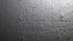 Napisy wyryte przez więźniów na ścianach cel, odkryte w historycznej willi „Palace”. Zakopane, 19.09.2022. Fot. PAP/G. Momot