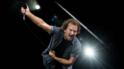Eddie Vedder z Pearl Jam podczas koncertu na festiwalu Pinkpop w holenderskim Landgraaf w 2022 r. Fot. PAP/EPA/M. van Hoorn