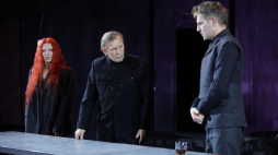 Jan Englert (C), Karol Pocheć (P) oraz Dominika Kluźniak (L) na próbie medialnej "Króla Leara" w Teatrze Narodowym w Warszawie, 20 lutego 2024 r. Fot. PAP/Rafał Guz 