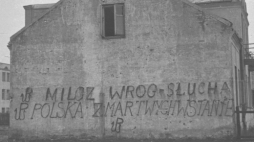 Rembertów 1944. II wojna światowa; napis na ścianie domu: "Milcz wróg słucha. Polska zmartwychwstanie" oraz znaki Polski Walczącej. Archiwum PAP. 