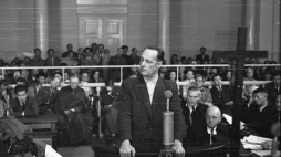 Proces Zarządu Głównego Zrzeszenia Wolność i Niezawisłość w 1947 r. Zeznaje Franciszek Niepokólczycki, prezes ZG WiN. Fot. PAP/W. Kondracki