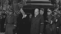 Pogrzeb Bolesława Bieruta 16 marca 1956 roku w Warszawie. Na pierwszym planie wśród niosących trumnę Józef Cyrankiewicz i Edward Ochab. Fot. CAF/PAP