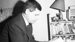 Zbigniew Herbert w 1963 r. Fot. PAP/C. Langda.