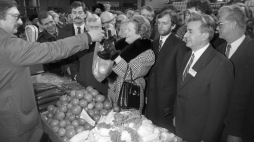 Oficjalna wizyta premier Wielkiej Brytanii Margaret Thatcher w Polsce, 2-4 listopada 1988. Brytyjska premier Margaret Thatcher na zakupach w stołecznej Hali Mirowskiej. Fot. PAP/G. Rogiński
