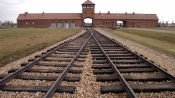 KL Auschwitz – Birkenau, obozowa rampa. PAP/J. Bednarczyk