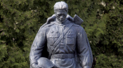 Tallin, tzw. brązowy żołnierz - pomnik żołnierza sowieckiego przeniesiony na cmentarz wojskowy. Fot.  PAP/EPA