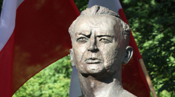 Pomnik gen. Leopolda Okulickiego. Fot. PAP/J. Bednarczyk