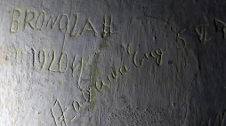 Napisy wyryte przez więźniów na ścianach cel, odkryte w historycznej willi Palace. PAP/G. Momot