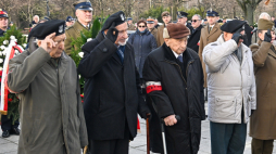 Jerzy Mindziukiewicz (trzeci od lewej) podczas uroczystości z okazji 82. rocznicy przekształcenia Związku Walki Zbrojnej w Armię Krajową, Warszawa 14 lutego 2024. Fot. PAP/R. Pietruszka