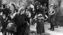 Niemcy tłumią powstanie w getcie warszawskim i kończą akcję likwidacji getta. Fot. PAP/Reprodukcja