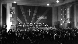 Warszawa, luty 1952. Obrady I Krajowego Zjazdu Delegatów Komisji Księży przy ZBoWiD z udziałem 350 duchownych. Fot. PAP/CAF/Wdowiński 