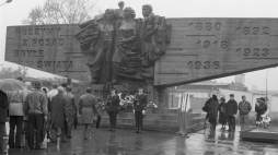 Pierwszomajowy wiec przy pomniku Czynu Zbrojnego Proletariatu Krakowa 1989 r. PAP/J. Ochoński