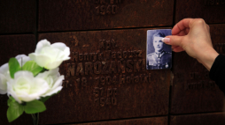 Tablice z nazwiskami pomordowanych oficerów WP w Lesie Katyńskim, 2010 r. PAP/G. Jakubowski
