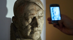 Muzeum Narodowe w Gdańsku - rzeźba przedstawiająca głowę Adolfa Hitlera. Wykonaną z marmuru rzeźbę znaleziono w ziemi, podczas prac w muzealnym ogrodzie. Autorem jest ceniony, choć powiązany z nazizmem, rzeźbiarz Josef Thorak. Fot. PAP/A. Warżawa