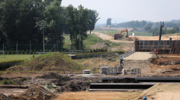 Budowa drogi ekspresowej S1 na odcinku Kosztowy-Bielsko-Biała w czerwcu 2023 r. Fot. PAP/Z. Meissner
