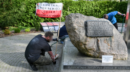 Osadzeni z Aresztu Śledczego w Szczecinie porządkują pomnik Krzyż Katyński przed obchodami 84. rocznicy Mordu Katyńskiego. Fot. PAP/M. Bielecki