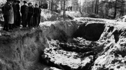 Ekshumacja zwłok polskich oficerów zamordowanych w Katyniu w 1940 r. Powołana przez Niemców komisja stwierdziła, że ofiary zostały zastrzelone przez Rosjan. Katyń, 1943 r. Fot. PAP/Archiwum