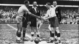 Kapitan reprezentacji Polski Władysław Szczepaniak (z prawej) wita się z kapitanem reprezentacji Brazylii przed meczem na MŚ w 1938 r. Fot. Narodowe Archiwum Cyfrowe.