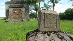 Kaplica z kryptą grobową w Zakałczu. Fot. PAP/T. Waszczuk