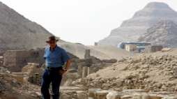 Szef Najwyższej Rady ds. Zabytkow Zahi Hawas w miejscu, gdzie odkryto liczącą 4,3 tysiąca lat piramidę, na pustyni w Sakkarze niedaleko Kairu w 2008 r. Fot. PAP/EPA/Khaled El-Fiqi