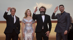 Na zdjęciu Vincent Lindon, Lea Seydoux, Quentin Dupieux i Raphael Quenard podczas ceremonii otwarcia 77. festiwalu w Cannes. PAP/EPA/Guillaume Horcajuelo