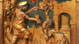 Spotkanie Jezusa zmartwychwstałego z Marią Magdaleną. Płaskorzeźba z bazyliki Sainte-Marie-Madeleine w Saint-Maximin-la-Sainte-Baume. Źródło: Wikipedia.