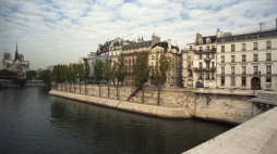 Wyspa Świętego Ludwika na Sekwanie w centrum Paryża. Od 1853 swoją siedzibę posiada tu Biblioteka Polska (nz.). W głębi z lewej gotycka katedra Notre-Dame. 1997 r. Fot. PAP/J. Ruciński