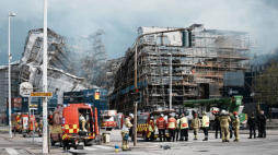 Spalona Stara Giełda w Kopenhadze. 18.04.2024. Fot. PAP/EPA