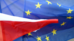 Flagi Polski i Unii Europejskiej. PAP/P. Polak 