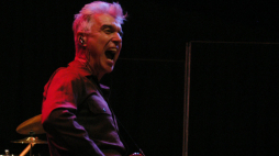 David Byrne podczas koncertu w Buenos Aires w 2004 r. PAP/EPA/C. De Luca 