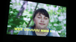 Pokaz filmu "Powtarzajcie za mną" podczas spotkania wokół wystawy „Powtarzajcie za mną II”,  audiowizualnej instalacja wideo zrealizowanej przez ukraiński kolektyw Open Group. PAP/T. Gzell