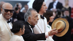 Francis Ford Coppola (trzyma kapelusz) i Adam Driver podczas 77. festiwalu w Cannes. Fot. PAP/EPA