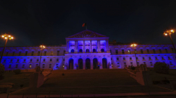 Portugalski parlament podświetlony z okazji Dnia Europy. Fot. PAP/EPA