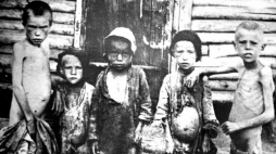 Dzieci w dotkniętym głodem rejonie nadwołżańskim w Rosji w 1921 roku, fot: Wikipedia