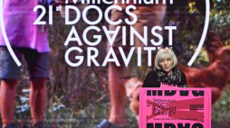 Reżyserka Lidia Duda odbiera nagrodę główną w konkursie Amnesty International na najlepszy film dokumentalny o prawach człowieka za film „Las” podczas gali rozdania nagród 21. Festiwalu Filmowego Millennium Docs Against Gravity. Fot. PAP/R. Pietruszka