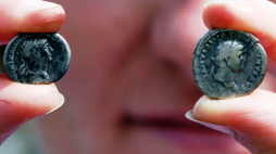 Monety z okresu Cesarstwa Rzymskiego odnalezione pod Bełchatowem w 2003 r. Na monecie widnieje wizerunek cesarza Trajana, który panował w latach 98-117./L/ oraz z /P/ moneta Domitian lub Despasion z 72-79 r. Fot. PAP/A. Zbraniecki