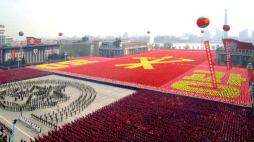 Ogromna parada wojskowa Korei Północnej z okazji 75-lecia powstania armii, na placu Il-sung w Phenianie w 2007 r. Fot. PAP/EPA/STR