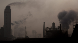 Gęsty dym nad zakładem przemysłu chemicznego Jinhuarun w prowincji Hubei, Chiny, 2013 r. PAP/EPA/How Hwee Young