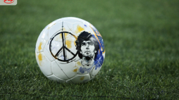Piłka meczowa z portretem Diego Maradony. PAP/EPA /Federico Proietti 