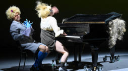 Aktorzy Karolina Paczkowska (P) i Jan Kochanowski (L) podczas próby medialnej przed premierą Wrocławskiego Teatru Pantomimy „I love Chopin”.  PAP/M. Kulczyński