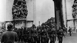 Żołnierze niemieccy pod Łukiem Triumfalnym. Paryż, czerwiec 1940 r. Fot. Bundesarchiv. Źródło: Wikimedia Commons
