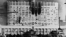 Pucz moskiewski (Pucz Janajewa). Na zdjęciu: budynek parlamentu. Moskwa 19.08.1991. Fot. PAP/CAF