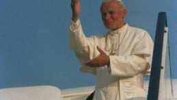 Jan Paweł II podczas pielgrzymki do Polski w 1987 r. Fot. PAP/G.Rogiński