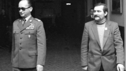 Szef MON gen. Wojciech Jaruzelski i przywódca "Solidarności" Lech Wałęsa. Warszawa 10.03.1981. Fot. PAP/W. Rozmysłowicz