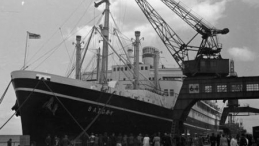 Transatlantyk Batory przed rejsem do Nowego Jorku. Port Gdynia. Czerwiec 1947 r. Fot. PAP/CAF