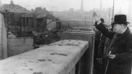 Winston Churchill pozdrawia mieszkańców Londynu, podczas inspekcji doków - 1940 r. Źródło: NAC
