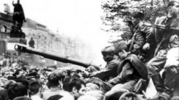 Sowieccy żołnierze w centrum Pragi. 21.08.1968. Fot. PAP/EPA