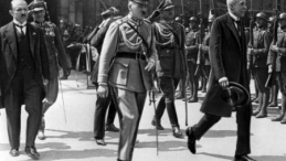 Ignacy Mościcki, Marszałek Józef Piłsudski i premier Kazimierz Bartel przybywają na Zamek Królewski. Fot PAP/Reprodukcja