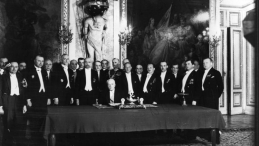  Ceremonia podpisania przez prezydenta RP Ignacego Mościckiego Konstytucji 1935 r. na Zamku Królewskim. Fot. PAP/Reprodukcja